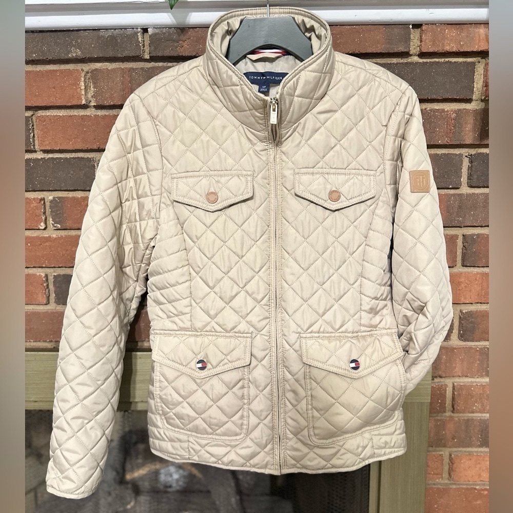 🛍️ lightweight Tommy Hilfiger size SP tan color jacket excellent condition.